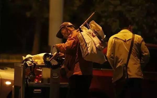 含著淚看完的！一位拾荒老人，溫暖了整個人間