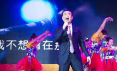 “國(guó)民公公”王健林火了，首富玩起了搖滾
